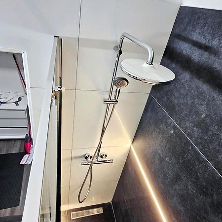 Spoil Yourself With Style, Comfort And Luxury - Tony'S Studios Luxury Питещ Екстериор снимка