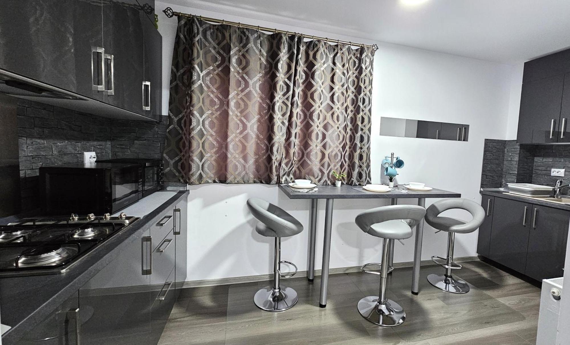 Spoil Yourself With Style, Comfort And Luxury - Tony'S Studios Luxury Питещ Екстериор снимка
