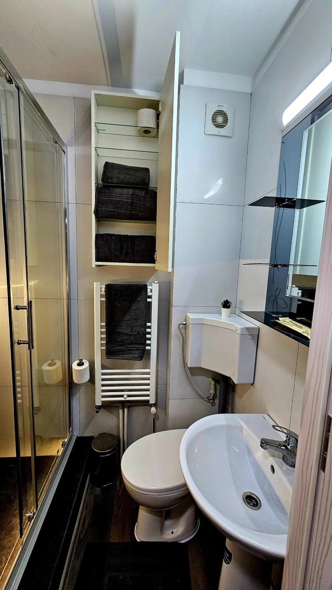Spoil Yourself With Style, Comfort And Luxury - Tony'S Studios Luxury Питещ Екстериор снимка